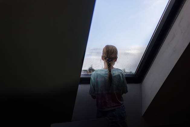 Maedchen schaut aus dem Fenster Bonn Deutschland *** Girl looking out of window Bonn Germany Copyright: xUtexGrabowsky photothek.dex