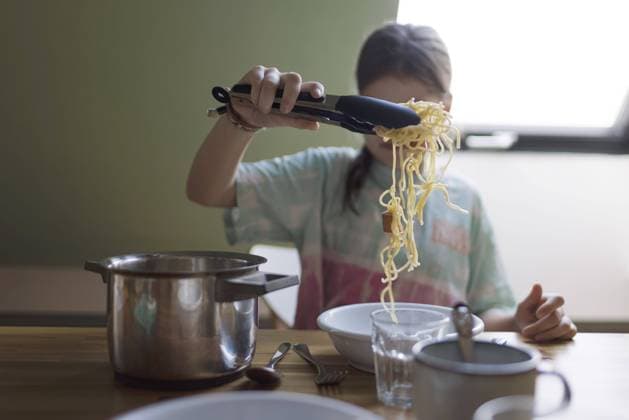 Zehn jaehriges Maedchen mit Spaghetti Bonn Deutschland *** Ten year old girl with spaghetti Bonn Germany Copyright: xUtexGrabowsky photothek.dex