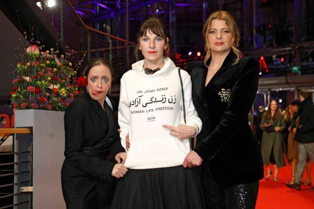 Bilder des Jahres 2023, Entertainment 02 Februar Entertainment Themen der Woche KW07 Entertainment Bilder des Tages Anna Thalbach, Meret Becker und Jördis Triebel bei der Festivaleröffnung und der Premiere des Kinofilms She Came to Me auf der Berlinale 2023 73. Internationale Filmfestspiele Berlin im Berlinale Palast. Berlin, 16.02.2023 *** Anna Thalbach, Meret Becker and Jördis Triebel at the festival opening and the premiere of the feature film She Came to Me at the Berlinale 2023 73 Berlin International Film Festival at the Berlinale Palast Berlin, 16 02 2023 Foto:xD.xBedrosianx xFuturexImage