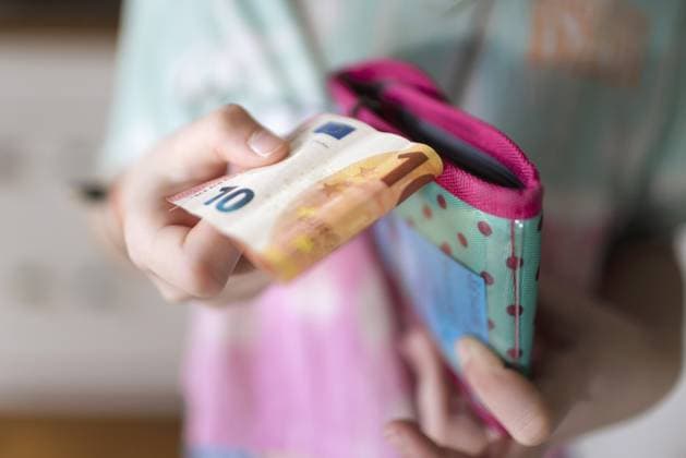Zehn jaehriges Maedchen und Taschengeld Bonn Deutschland *** Ten year old girl and pocket money Bonn Germany Copyright: xUtexGrabowsky photothek.dex