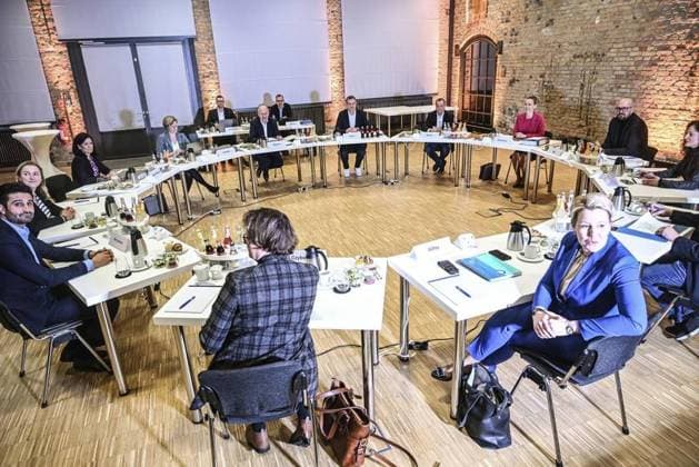 Sondierungsgespräche CDU SPD *** NUR FÜR REDAKTIONELLE ZWECKE *** EDITORIAL USE ONLY ***<p>Erste Sondierungsgespräche zwischen CDU und SPD nach er Wiederholungswahl am 17. Februar 2023 auf dem Berliner EUREF-Campus. Kai Wegner, Franziska Giffey und Raed Saleh. Deutschland Berlin Copyright: RetoxKlar *** Exploratory talks CDU SPD FOR EDITORIAL PURPOSES ONLY EDITORIAL USE ONLY p First exploratory talks between CDU and SPD after the repeat election on February 17, 2023 at the EUREF Campus in Berlin Kai Wegner, Franziska Giffey and Raed Saleh Germany Berlin Copyright RetoxKlar Copyright: RetoxKlar doc7oyylc95soy1eth8ibfu ,EDITORIAL USE ONLY