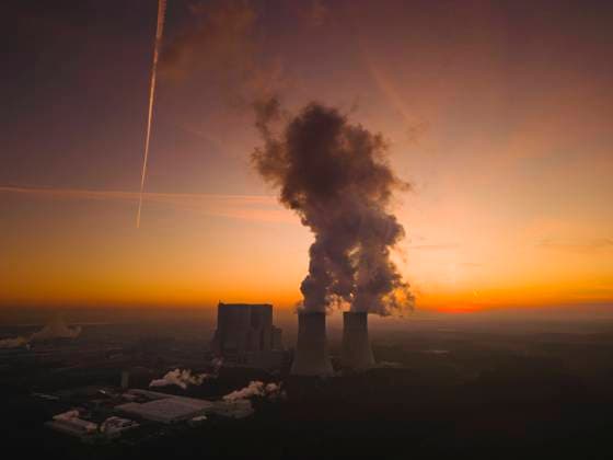 LEAG Lausitz Energie Kraftwerke AG - Kraftwerk Schwarze Pumpe Unter der Bezeichnung Kraftwerk Schwarze Pumpe wird heute ein 1993 bis 1998 errichtetes und von der LEAG betriebenes Braunkohle-Großkraftwerk, bestehend aus zwei Kraftwerksblöcken mit einer Leistung von je 800 MW, verstanden. Es befindet sich auf dem Areal des Industrieparks Schwarze Pumpe. Auf diesem Gelände gab es bereits seit 1955 mehrere, heute nicht mehr existierende Kraftwerke. Mit einem CO2-Ausstoß von 11,8 Mio. Tonnen verursachte das Kraftwerk im Jahr 2021 die achthöchsten Treibhausgasemissionen aller europäischen Kraftwerke. Schwarze Pumpe Sachsen GERMANY *** LEAG Lausitz Energie Kraftwerke AG Schwarze Pumpe power plant The Schwarze Pumpe power plant is a large