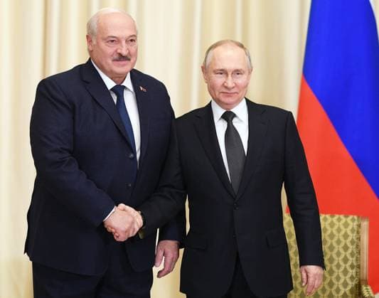 News Themen der Woche KW07 News Bilder des Tages Russia Belarus 8372996 17.02.2023 Russian President Vladimir Putin and Belarusian President Alexander Lukashenko shake hands during a meeting at the Novo-Ogaryovo state residence, outside Moscow, Russia. Vladimir Astapkovich Sputnik Novo-Ogaryovo Moscow region Russia  Copyright: xVladimirxAstapkovichx