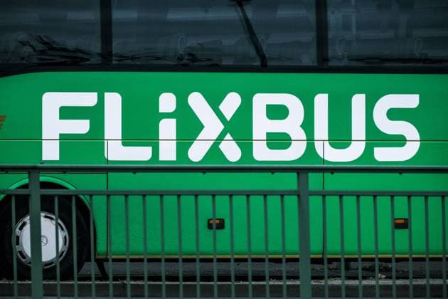 Düsseldorf 17.02.2023 Flixbus Reiseunternehmen Bahn-Alternative Fernbus Verkehrswende Fernverkehr Verkehrswende Mobilitätswende Düsseldorf Nordrhein-Westfalen Deutschland *** Düsseldorf 17 02 2023 Flixbus travel company rail alternative long distance bus transport turnaround mobility turnaround Düsseldorf North Rhine Westphalia Germany