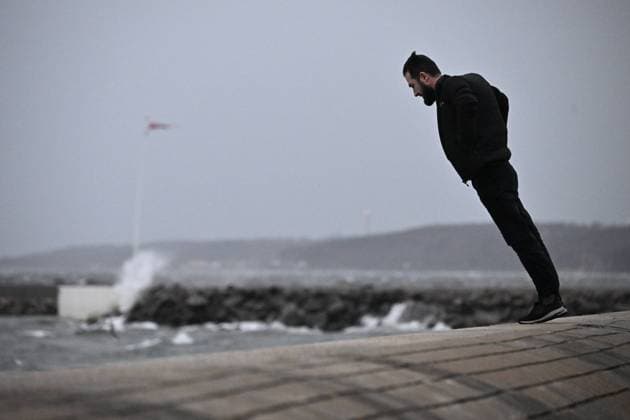Bilder des Jahres 2023, News 02 Februar News Themen der Woche KW07 News Bilder des Tages HELSINGBORG, SVERIGE 20230217 Stormspanare i hamnen i Helsingborg. Stormen Otto drog pa fredagskvällen in över de sydvästliga delarna av Sverige. SMHI har utfärdat orangea och gula varningar och varnar för stormbyar pa över 30 m s längs hela västkusten fran Trelleborg i söder till Bohuslän i norr. HELSINGBORG SVERIGE x50090x *** HELSINGBORG, SWEDEN 20230217 Storm scouts in the harbor of Helsingborg Storm Otto moved in on Friday evening over the southwestern parts of Sweden SMHI has issued orange and yellow warnings and warns of storm gusts of over 30 m s along the entire west coast from Trelleborg in the south to Bohuslän in the north HELSINGBORG SWEDEN x50090x,  Copyright: xJohanxNilsson TTx STORMEN OTTO 3IyI3DXRHY0