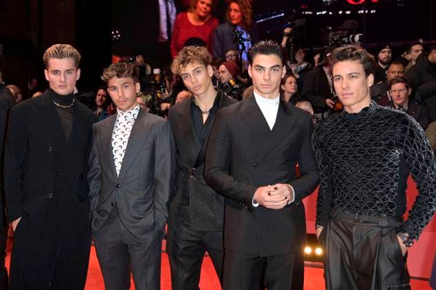 Elevator Boys bei der Festivaleröffnung und der Premiere des Kinofilms She Came to Me auf der Berlinale 2023 73. Internationale Filmfestspiele Berlin im Berlinale Palast. Berlin, 16.02.2023 Foto:xF.xKernx xFuturexImage