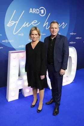 Entertainment Themen der Woche KW07 Entertainment Bilder des Tages Die beiden Gastgeber Christine Strobl (ARD-Programmdirektorin) und Thomas Schreiber (Geschäftsfuehrer der ARD Degeto) bei der ARD Blue Hour im Rahmen der 73. Berlinale am 17.02.2023 in Berlin ARD Blue Hour im Rahmen der Berlinale 2023 in Berlin *** The two hosts Christine Strobl ARD Program Director and Thomas Schreiber Managing Director of ARD Degeto at the ARD Blue Hour as part of the 73 Berlinale on 17 02 2023 in Berlin ARD Blue Hour as part of the Berlinale 2023 in Berlin 