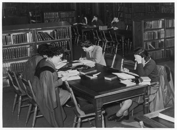 ST ANDREW S UNIVERSITY Women students at St Andrew s University reading books and making notes in the library Date: 1950s  Copyright: Copyrightx(c)Geminix2023.xCredit:xGemini 13845591