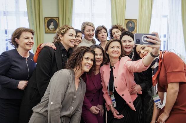 Bilder des Jahres 2023, News 02 Februar News Themen der Woche KW07 News Bilder des Tages (v.l.n.r. hintere Reihe) Donika GâˆöÂ rvalla-Schwarz, Aussenministerin von Kosovo, Olta Xhacka, Aussenministerin von Albanien, Hadja Lahbib, Aussenministerin von Belgien, Melanie Joly, Aussenministerin von Kanada, Catherine Colonna, Aussenministerin von Frankreich, Maria Ubach Font, Aussenministerin von Andorra, (v.l.n.r. vordere Reihe) Thordis Kolbrun Reykfjord Gylfadottir, Aussenministerin von Island, Annalena Baerbock (Buendnis 90 Die Gruenen), Bundesaussenministerin, Tanja Fajon, Aussenministerin von Slowenien, Batmunkh Battsetseg, Aussenministerin der Mongolei, und Dominique Hasler, Aussenministerin von Liechtenstein, aufgenommen im Rahmen eines Treffens der Auâˆöüenministerinnen in Muenchen. Muenchen, 18.02.2023. Muenchen Deutschlan Copyright: xKiraxHofmannx