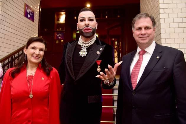 Bilder des Jahres 2023, Entertainment 02 Februar Entertainment Themen der Woche KW07 Glööckler Botschafter für -FLAME OF PEACE - Harald Glööckler, IKKH Herta Margareta von Habsburg, sowie Ehemann Sandor von Habsburg, vor dem Saal der Veranstaltung Stardesigner Harald Glööckler zelebriert anlässlich seiner Ernennung zum Botschafter für -FLAME OF PEACE -Revulotion ART während der Berlinale inm der Austernbank in Berlin am 17.02.2023 *** Glööckler ambassador for FLAME OF PEACE Harald Glööckler, IKKH Herta Margareta von Habsburg, as well as husband Sandor von Habsburg, in front of the hall of the event star designer Harald Glööckler celebrates on the occasion of his appointment as ambassador for FLAME OF PEACE Revulotion ART during the Berlinale inm the oyster bank in Berlin on 17 02 2023 Photopress Mueller Photopress Mueller
