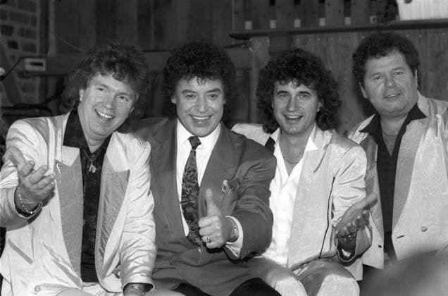 Tony Marshall (2. v. li.) mit Die Flippers 02 92 te Tony Marshall (2. v. li.) mit dem Schlagertrio Die Flippers im Februar 1992 am Rande von Tony Tony noch einmal (SAT.1), Aussttrahlung am 12.04.1992 Deutschland deutsch deutscher Mann Gesang Schlager Schlagersänger TV Fernsehen Moderation Moderator Männer Sänger Trio Schlagerband Schlagercombo Band Combo Trio german singer host presenter singers quer halb sitzend lachend lächelnd gestikulierend Daumen hoch backstage sw Die Flippers, v.li.: Bernd Hengst Olaf Malolepski, Manfred Durban *** Tony Marshall 2 v li with Die Flippers 02 92 te Tony Marshall 2 v li with the Schlagertrio Die Flippers in February 1992 on the sidelines of Tony Tony once again SAT 1 , Aussttrahlung on