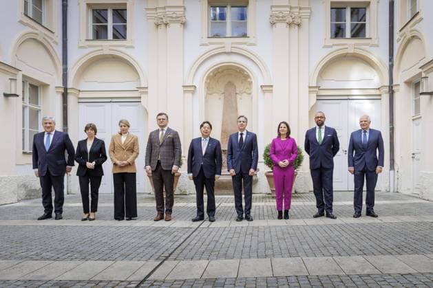 Bilder des Jahres 2023, News 02 Februar News Themen der Woche KW07 News Bilder des Tages Familienfoto mit (v.l.n.r.) Antonio Tajani, Aussenminister von Italien, Catherine Colonna, Aussenministerin von Frankreich, Melanie Joly, Aussenministerin von Kanada, Dmytro Kuleba, Aussenminister der Ukraine, Yoshimasa Hayashi, Aussenminister von Japan, Antony Blinken, Aussenminister der Vereinigten Staaten von Amerika, Annalena Baerbock (Buendnis 90 Die Gruenen), Bundesaussenministerin, James Cleverly, Britischer Aussenminister, und Josep Borrell, Hoher Vertreter der EU fuer Aussen- und Sicherheitspolitik, aufgenommen im Rahmen eines Treffen der Aussenministerinnen und Aussenminister der G7-Staaten im Palais Holnstein in Muenchen, 18.02.2023. Muenchen Deutschland *** Family photo with f l n r Antonio Tajani, Foreign Minister of Italy, C Copyright: xKiraxHofmannx