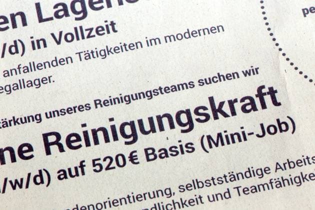 Nahaufnahme von einer Stellenanzeige in einer Zeitung *** Close up of job advertisement in newspaper Copyright: xx