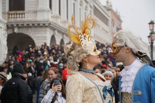 News Themen der Woche KW07 February 18, 2023, Venezia, Italia: Characters in costume and mask on the pier of San Marco, on the occasion of the celebration of the Venetian carnival, 18 February 2023. ANSA ANDREA MEROLA Venezia Italia - ZUMAa110 20230218_zaf_a110_026 Copyright: xAndreaxMerolax
