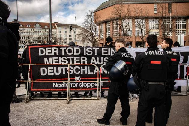München: Antifa demonstriert gegen Compact und AfD-Kundgebung Am 18. Februar 2023 versammelten sich hunderte Menschen am Karl-Stützel-Platz in München, um gegen eine Kundgebung der Alternative für Deutschland und Compact Magazin anlässlich der Sicherheitskonferenz zu demonstrieren. Es kam zu Rangeleien zwischen Polizei und Antifas. ++ On February 18, 2023, hundreds of people gathered at Karl-Stützel-Platz in Munich, Germany to demonstrate against a rally by the AfD and Compact Magazin on the occasion of the security conference. There were some scraps between police and Antifas. München Bayern Deutschland Copyright: xleo.fgex