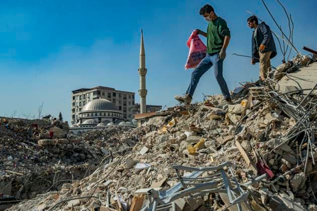 Bilder des Jahres 2023, News 02 Februar News Themen der Woche KW07 February 18, 2023, Kahramanmarash, Kahramanmarash, Turkey: A couple of youths of Kahramanmarash city look for their belongings in the debrish of their homes destroyed by a violent earthquake in southern Turkey. Kahramanmarash Turkey - ZUMAa131 20230218_zap_a131_002 Copyright: xCelestinoxArcexLavinx