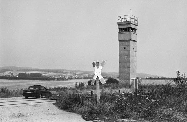 Deutschland, Großensee, 6.08.1992 Archiv.: 35-70-07 Demontage der Mauer Foto: ein Wachtturm zwischen Großensee und Kleinensee Demontage der Mauer *** Germany, Großensee, 6 08 1992 archive 35 70 07 dismantling the wall photo a watchtower between Großensee and Kleinensee dismantling the wall