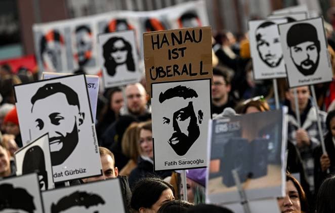 Bilder des Jahres 2023, News 02 Februar News Themen der Woche KW07 News Bilder des Tages 19.02.2023, xpsx, Lokal Hanau Jahrestag 19 Februar Kundgebung und Demo eines lokalen Bündnisses v.l., Hanau Hessen Deutschland (DEU) Marktplatz *** 19 02 2023, xpsx, local Hanau anniversary 19 February rally and demo of a local alliance v l , Hanau Hesse Germany DEU marketplace.
