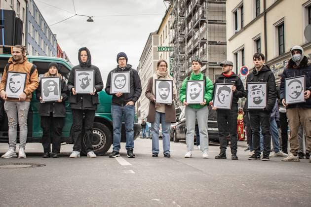 Gedenken an Opfer des Hanau-Anschlages in München Am 19. Februar 2023 versammelten sich am Königsplatz in München 500 Personen zu einer Demonstration, um den Opfern des rassistischen Terror-Anschlags in Hanau im Jahr 2020 zu gedenken. Nach der Zwischenkundgebung wurde Pyrotechnik verwendet. ++ On February 19, 2023 500 people gathered at Koenigsplatz in Munich, Germany for a demonstration to commemorate the victims of the racist terror attack in Hanau in 2020. After the intermediate rally, pyrotechnics were used. München Bayern Deutschland Copyright: xleo.fgex