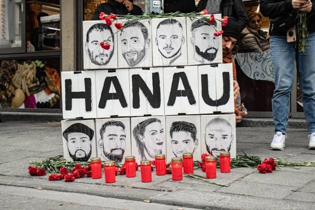 Gedenken an Opfer des Hanau-Anschlages in München Am 19. Februar 2023 versammelten sich am Königsplatz in München 500 Personen zu einer Demonstration, um den Opfern des rassistischen Terror-Anschlags in Hanau im Jahr 2020 zu gedenken. Nach der Zwischenkundgebung wurde Pyrotechnik verwendet. ++ On February 19, 2023 500 people gathered at Koenigsplatz in Munich, Germany for a demonstration to commemorate the victims of the racist terror attack in Hanau in 2020. After the intermediate rally, pyrotechnics were used. München Bayern Deutschland Copyright: xleo.fgex