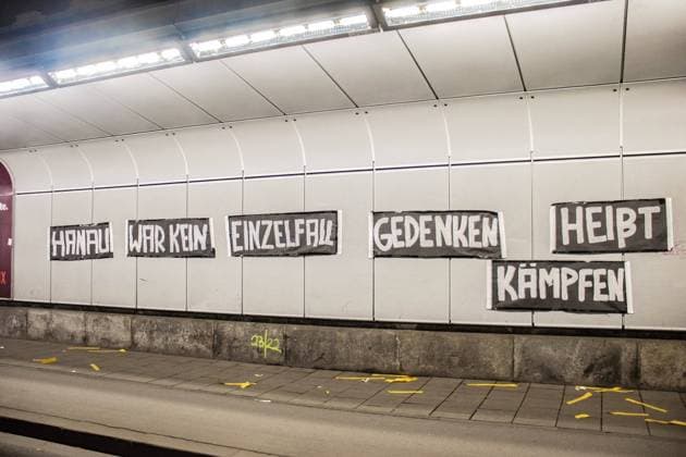 Gedenken an Opfer des Hanau-Anschlages in München Am 19. Februar 2023 versammelten sich am Königsplatz in München 500 Personen zu einer Demonstration, um den Opfern des rassistischen Terror-Anschlags in Hanau im Jahr 2020 zu gedenken. Nach der Zwischenkundgebung wurde Pyrotechnik verwendet. ++ On February 19, 2023 500 people gathered at Koenigsplatz in Munich, Germany for a demonstration to commemorate the victims of the racist terror attack in Hanau in 2020. After the intermediate rally, pyrotechnics were used. München Bayern Deutschland Copyright: xleo.fgex