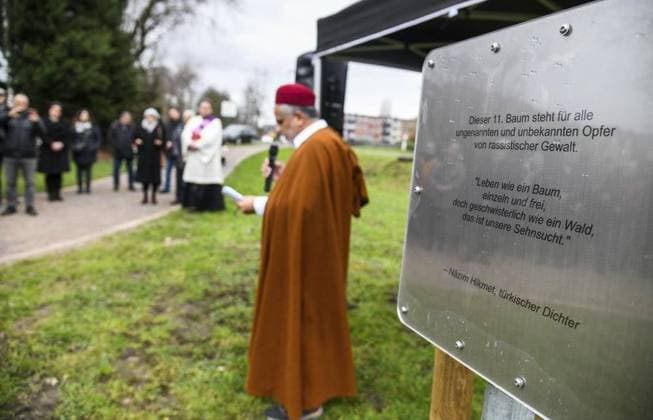 Bilder des Jahres 2023, News 02 Februar News Themen der Woche KW07 News Bilder des Tages Gedenkfeier zum Attentat von Hanau in Dinslaken *** NUR FÜR REDAKTIONELLE ZWECKE *** EDITORIAL USE ONLY ***<p>Abdallah Thabet vom Arrahma Kulturverein, Mitte, bei seiner Rede. Eine Gedenkveranstaltung für die Opfer von Hanau am Grünzug Rabenkamp am Sonntag, den 19.02.2023 in Dinslaken. Deutschland NRW Dinslaken Copyright: MarkusxJoosten *** Memorial ceremony for the attack of Hanau in Dinslaken FOR EDITORIAL PURPOSES ONLY EDITORIAL USE ONLY p Abdallah Thabet of the Arrahma Cultural Association, center, during his speech A memorial ceremony for the victims of Hanau at the green space Rabenkamp on Sunday, 19 02 2023 in Dinslaken Germany NRW Dinslaken Copyright MarkusxJoosten Copyright: MarkusxJoosten doc7p081xbfi2p12oejt16w ,EDITORIAL USE ONLY