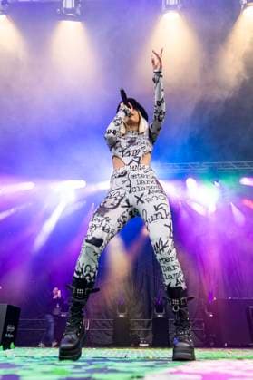 Entertainment Themen der Woche KW07 Entertainment Bilder des Tages Nach der Absage des Karnevalsumzuges durch die Landeshauptstadt Erfurt, organiserte die Stadtverwaltung eine Karnevalsparty auf dem Domplatz: Domplatz Helau feierte seine Premiere mit über 8000 Gästen und war somit ein voller Erfolg. Im Bild: Isi Glück feiert mit Erfurt eine riesen Party *** After the cancellation of the carnival parade by the state capital Erfurt, the city administration organized a carnival party on the cathedral square Domplatz Helau celebrated its premiere with over 8000 guests and was thus a complete success In the picture Isi Glück celebrates with Erfurt a huge party Foto:xM.xKremerx xFuturexImage