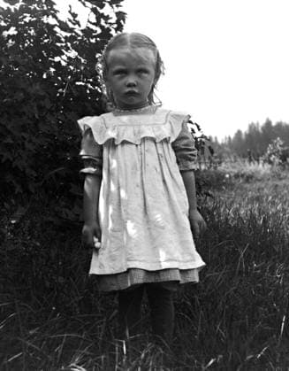 ARKIV 1910-1920 Flicka pa Blidö. Girl on the island Blidö in the Stockholm archipelago. Blidö Sverige x1900x *** ARKIV 1910 1920 Girl on Blidö Girl on the island Blidö in the Stockholm archipelago Blidö Sweden x1900x  Copyright: xTTxHISTORICALx BEFOLKNING BLIDÖ