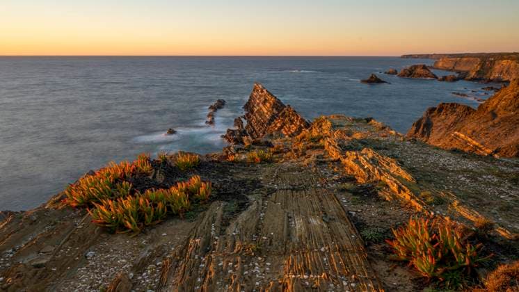 Creative Highlights World Sonnenuntergang am Praia da Baía da Arquinha, Felsen und Klippen, Steilküste an der Algarve, Portugal, Europa *** Sunset on Praia as Baía as Arquinha, Rocks and cliffs, Steep coast to the algarve, Portugal, Europe Copyright: imageBROKER/SonjaxJordan ibxjor09033235.jpg