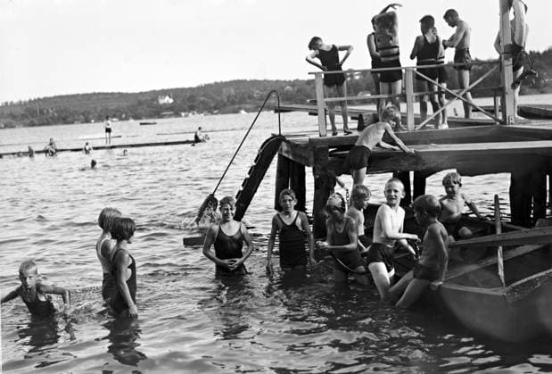 ARKIV 1937 Badande vid Solviksbadet i Bromma. A summers day at bathing place Solviken in Bromma. Stockholm Sverige x1900x *** ARKIV 1937 Bathers at Solviksbadet in Bromma A summers day at bathing place Solviken in Bromma Stockholm Sweden x1900x  Copyright: xTTxHISTORICALx SOLVIKSBADET
