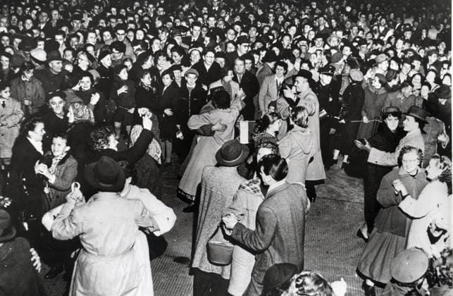SECRET POLITICS 50 In 1955 Austria, together with the victorious states of World War II, signed the Austrian State Treaty, making the country independent but committing itself to neutrality The picture shows Viennese citizens dancing in the streets to the tunes of Johan Strauss, to celebrate indepen  Copyright: xUPIx