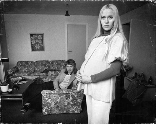 Agnetha Fältskog, pregnant, with her husband Björn Ulvaeus, both of pop group ABBA, at their home 1973-02-10. Sweden x2512x *** Agnetha Fältskog, pregnant, with her husband Björn Ulvaeus, both of pop group ABBA, at their home 1973 02 10 Sweden x2512x  Copyright: xPeterxKnopp Aftonbladet TTx AGNETHA FÄLTSKOG