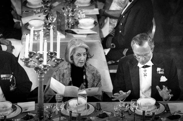 STOCKHOLM 1991-12-10 Den sydafrikanska författaren och Nobelpristagaren i litteratur Nadine Gordimer i samsprak med kung Carl XVI Gustaf under Nobelmiddagen. STOCKHOLM SVERIGE x50020x *** STOCKHOLM 1991 12 10 South African writer and Nobel Prize winner in Literature Nadine Gordimer in conversation with King Carl XVI Gustaf during the Nobel Dinner STOCKHOLM SWEDEN x50020x  Copyright: xLeifxRxJanssonx xTTx NOBEL 1991 STADSHUSET