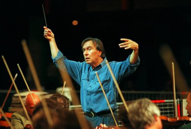SCANPIX SWEDEN, 1998-04-29. Claudio Abbado, dirigent. Den italienske dirigenten befinner sig i Sverige för att dirigera Berlin symfonikerna pa Vasamuseet. Bilden: Abbadio framför orkestern med taktpinnen i handen instruerar musikerna i orkestern. Violinisternas strakar är höjda, skymmer delvis dirigenten. dirigenter x70640x *** SCANPIX SWEDEN, 1998 04 29 Claudio Abbado, conductor The Italian conductor is in Sweden to conduct the Berlin Symphony Orchestra at the Vasa Museum The picture Abbadio in front of the orchestra with baton in hand instructing the musicians in the orchestra The violinists bowls are raised, partially obscuring the conductor conductors x70640x  Copyright: xMichaelxBrannäs TTx 70640