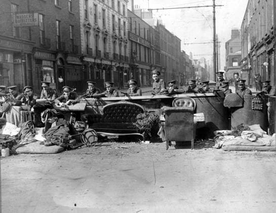 ARCHIVE 1916 Soldiers at a barricade on Talbot Street in Dublin during the Passport Rebellion which was the start of the Irish Civil War in 1920 22 DUBLIN IRELAND Ireland Eire x194x  Copyright: xOkändxfotografx