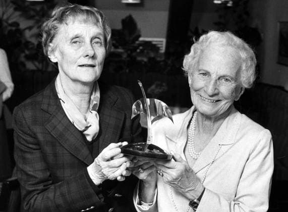 - Elsa Olenius langvariga korrespondens med Astrid Lindgren har i dagarna donerats till KB, Kungliga Biblioteket i Stockholm. . Hon var ocksa, som anställd pa bokförlaget Raben&Sjögren, den som öppnade kuvertet med manuset till Pippi Langstrump. Här delar Astrid Lindgren (vänster) ut Stiftelsen Litteraturfrämjandets hederspris 1981 till Elsa Olenius (höger). COPYRIGHT SCANPIX SWEDEN AB STOCKHOLM SVERIGE x1001x *** Elsa Oleniuss long correspondence with Astrid Lindgren has been donated to the Royal Library in Stockholm. As an employee of the book publisher Raben Sjögren, she was also the one who opened the envelope containing the script for Pippi Longstocking.Here Astrid Lindgren is presenting the 1981 Honorary Award of the S  Copyright: xJanxCollsiööx LINDGREN-OLENIUS