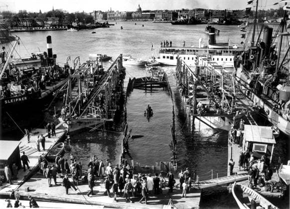 SCANPIX SWEDEN, 1961 04 24 The Vasa and the salvage fleet People on the quay following the salvage of the old ship View of Stockholm STOCKHOLM SWEDEN x20360x  Copyright: xTTx REGALSKEPPET VASA BÄRGAS