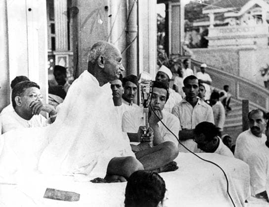 IMAGO ICONS: Mahatma Gandhi SCANPIX SWEDEN, 1947. Mahatma Gandhi talar i Calcutta. Sitter i skräddarställning pa podium med mikrofon. x20360x *** SCANPIX SWEDEN, 1947 Mahatma Gandhi speaks in Calcutta Sitting in a tailored position on the podium with microphone x20360x  Copyright: xTTx 20360