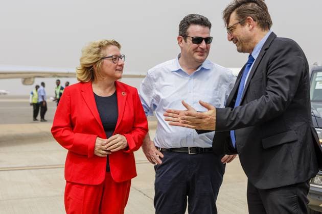 News Themen der Woche KW08 News Bilder des Tages Svenja Schulze (SPD), Bundesministerin fuer wirtschaftliche Zusammenarbeit und Entwicklung, und Hubertus Heil (SPD), Bundesminister fuer Arbeit und Soziales, und Botschafter Ingo Herbert, bei der Ankunft am Flughafen. Accra, 20.02.2023. Accra Ghana *** Svenja Schulze SPD , Federal Minister for Economic Cooperation and Development, and Hubertus Heil SPD , Federal Minister for Labor and Social Affairs, and Ambassador Ingo Herbert, upon arrival at Accra Airport, 20 02 2023 Accra Ghana Copyright: xUtexGrabowsky photothek.dex
