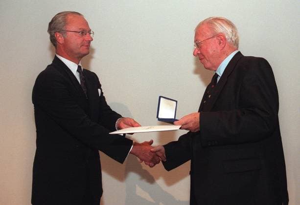 STOCKHOLM 29 SEPT 1997 Engelsmannen Sir Fred Hoyle tar emot 1997 ars Crafoordpris av kung Carl XVI Gustaf pa Kungliga Vetenskapsakademien i Stockholm pa mandagen. Priset uppgar till ungefär 4 miljoner kronor per pristagare, och en guldmedalj och ett diplom. Hoyle delar priset med amerikanen Edwin E Salpeter för deras forskning av stjärnornas energi och utveckling. Foto Jonas Ekströmer Code 1030 COPYRIGHT SCANPIX SWEDEN STOCKHOLM SVERIGE x1030x *** STOCKHOLM 29 SEPT 1997 Englishman Sir Fred Hoyle receives the 1997 Crafoord Prize from King Carl XVI Gustaf at the Royal Swedish Academy of Sciences in Stockholm on Monday The prize amounts to about SEK 4 million per laureate, and a gold medal and a diploma Hoyle shares the prize with  Copyright: xJonasxEkströmerx CRAAFORDPRISET