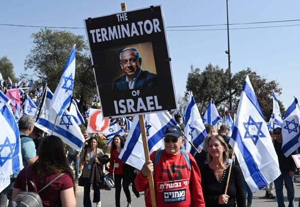 News Themen der Woche KW08 News Bilder des Tages Tens of thousands of Israelis protest for outside the Israeli Knesset, Parliament, against Prime Minister Benjamin Netanyahu s judicial reform in Jerusalem, on Monday, February 20, 2023.  JER2023022014 DEBBIExHILL