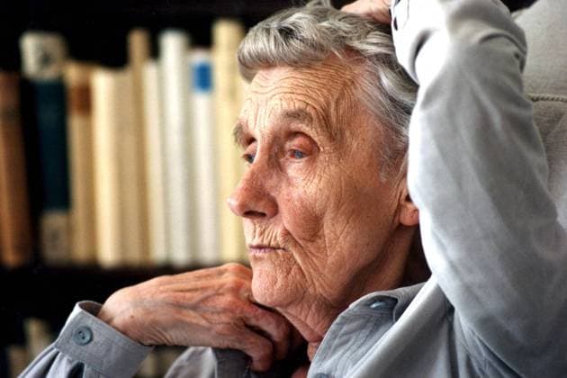 SCANPIX SWEDEN, 1995. Astrid Lindgren; författare. Haller ena handen pa huvudet. x50020x *** SCANPIX SWEDEN, 1995 Astrid Lindgren author Haller one hand on the head x50020x  Copyright: xLeifxRxJansson TTx 50020