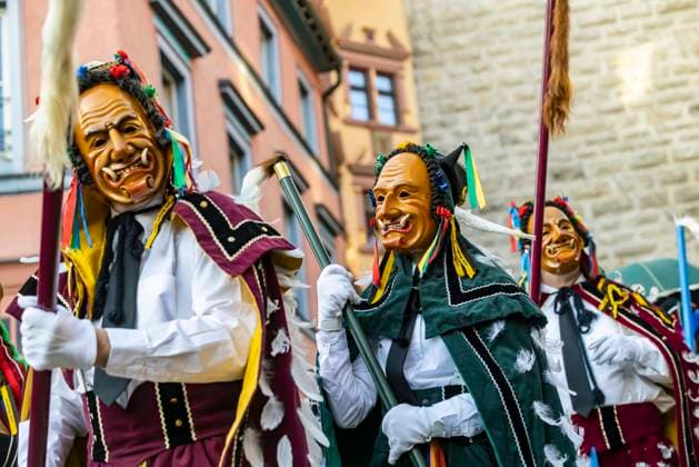 Ferderahannes, Rottweils markanteste Narrenfigur. Höhepunkt der schwäbisch-alemannischen Fasnet ist der Narrensprung in Rottweil. Rund 4000 Narren sprangen durch das historische Schwarze Tor. Mitmachen dürfen nur Narren mit dem zertifizierten Original Rottweiler Narrenkleid. 20.02.2023: Rottweil, Schwarzwald, Baden-Württemberg, Deutschland, Europa *** Ferderahannes, Rottweils most distinctive fool figure Highlight of the Swabian Alemannic Fasnet is the fool jump in Rottweil Around 4000 fools jumped through the historic Black Gate Only fools with the certified original Rottweil fool dress are allowed to participate 20 02 2023 Rottweil, Black Forest, Baden Württemberg, Germany, Europe