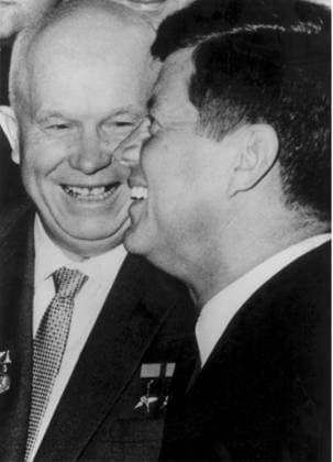SCANPIX SWEDEN, 1961-06. President Kennedy och partiordförande Chrusjtjov. Här Nikita Chrusjtjov, Sovjetunionen (t.v.) och John F Kennedy, USA i glatt samsprak vid ett möte i Wien. Politiker x20360x *** SCANPIX SWEDEN, 1961 06 President Kennedy and Party Chairman Khrushchev Here Nikita Khrushchev, Soviet Union, left, and John F Kennedy, USA, in happy conversation at a meeting in Vienna Politicians x20360x  Copyright: xTTx 20360