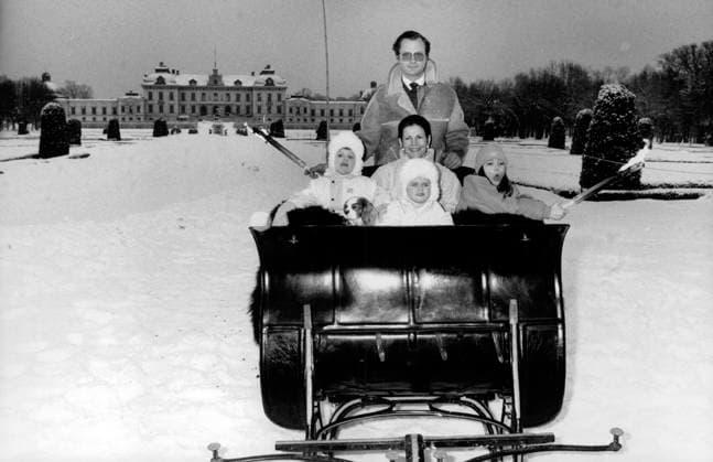 Stockholm 1985 12 19 Prince Carl Philip, King Carl XVI Gustaf, Queen Silvia, Princess Madeleine and Crown Princess Victoria during the annual Christmas photo session with the royal family at Drottningholm Palace Stockholm Sweden x20360x  Copyright: xLeifxRxJansson SvP TTx KUNGAFAMILJEN JULEN 1985