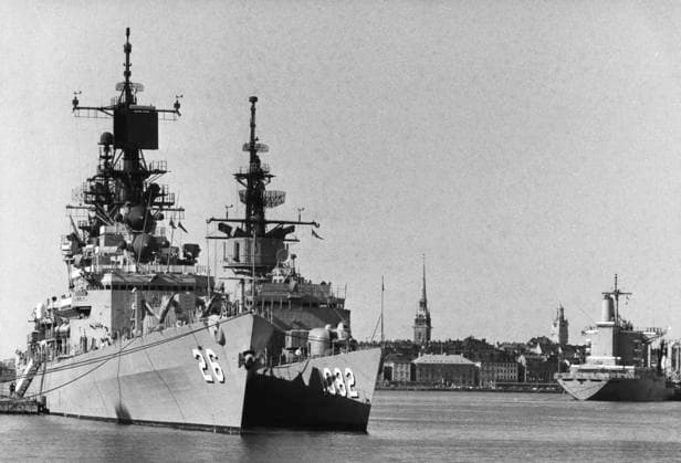 STOCKHOLM 19820926 The US Navy cruiser Belknap and the frigate Elmer Montgomery during the US naval visit to Stadsgarden in Stockholm 25 September 1982 Later in March 1983 it was revealed that it was suspected that a Soviet mini-submarine may have sneaked into the harbour during the naval visit STOCKHOLM SWEDEN x1003x  Copyright: xHansxTxDahlskogx xTTx x FLOTTBESÖK-USA