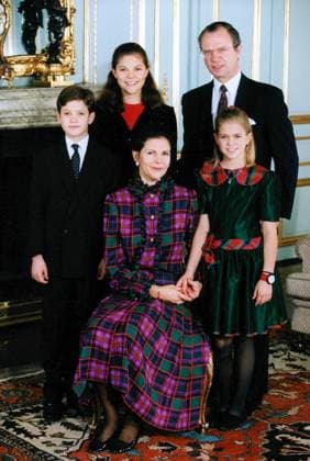 Stockholm 1992-12-21 Kungafamiljen samlad pa slottet för den arliga julfotograferingen. Prins Carl Philip, kronprinsessan Victoria, drottning Silvia, prinsessan Madeleine och kung Carl XVI Gustaf. Stockholm Sverige x50010x *** Stockholm 1992 12 21 The Royal Family gathered at the palace for the annual Christmas photo shoot Prince Carl Philip, Crown Princess Victoria, Queen Silvia, Princess Madeleine and King Carl XVI Gustaf Stockholm Sweden x50010x  Copyright: xAndersxHolmström TTx KUNGAFAMILJEN JULEN 1992