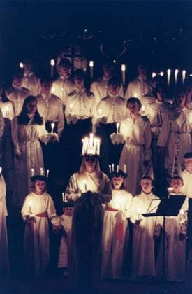 SCANPIX SWEDEN, 1993-12-12. Lucia-firande i Nacka kyrka. Luciatag med tärnor, ljus, sang, tradition. x50030x *** SCANPIX SWEDEN, 1993 12 12 Lucia celebration in Nacka church Lucia day with bridesmaids, candles, singing, tradition x50030x  Copyright: xAndersxWiklund TTx 50030