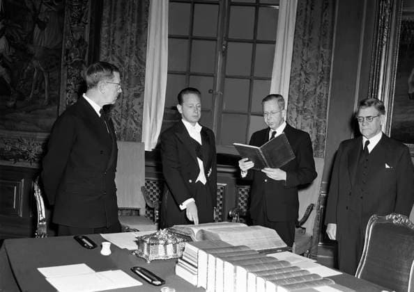 STOCKHOLM 1951 02 06 Extra council at Stockholm Castle Dag Hammarskjöld takes the oath of office before King Gustaf VI Adolf and Foreign Minister Östen UndÃ n Stockholm Sweden ROY x1902x  Copyright: xTTxHISTORICALx DAG HAMMARSKJOLD