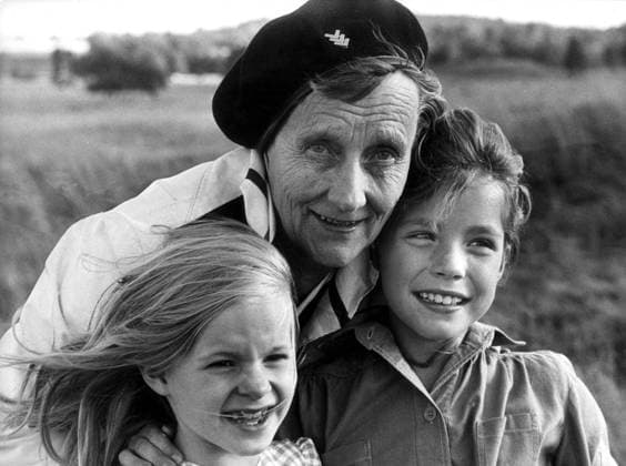 SCANPIX SWEDEN, 1979-09-25. Astrid Lindgren med skadespelarna i Madicken. Astrid i basker tillsammans med (t.h.) Liv Alsterlund som Lisabeth, och (t.v.) Jonna Lijendahl som Madicken. x20360x *** SCANPIX SWEDEN, 1979 09 25 Astrid Lindgren with the actors in Madicken Astrid in a beret with Liv Alsterlund as Lisabeth, and Jonna Lijendahl as Madicken x20360x  Copyright: xTTx 20360